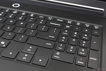 Ok tuşları, oyun oynamaya uygun olması için ana QWERTY tuşlarından daha büyüktür