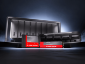 Bir NAS kasasının önünde Sandisk NAS 600 SATA SSD ve NAS 800 NVMe SSD