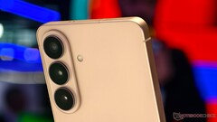 Kore'den gelen bir habere göre, Samsung, Galaxy S27 Ultra'nın yalnızca üçlü kamera sistemine sahip olacağını doğruladı.