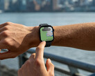 Watch Hyper, çift bantlı bir GPS sistemine sahiptir. Resimde: ekranında bir harita görüntülenen akıllı saat.