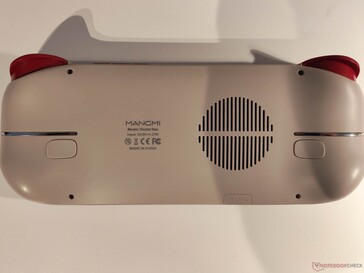 Arkada vurgulu bir şerit ve iki düğme vardır