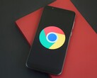 GLM-5.3'ü ve Chrome'daki bir güvenlik açığından yararlanmayı betimleyen Google Chrome logolu akıllı telefon