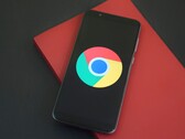 GLM-5.3'ü ve Chrome'daki bir güvenlik açığından yararlanmayı betimleyen Google Chrome logolu akıllı telefon