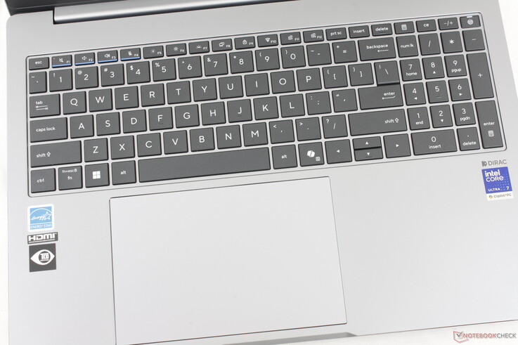 ExpertBook dizüstü bilgisayarlar, F1 ile F4 tuşları üzerindeki renkli vurgu çizgileriyle dikkat çeker.