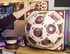 Noctua SuperDome, bir oyun bilgisayarının yan paneline 15 fan yerleştirir.