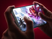 Redmi K90 Ultra, Snapdragon 8 Elite işlemciyle çalışıyor. Resimde: Telefonda çalışan bir MOBA oyununu gösteren tanıtım fotoğrafı.
