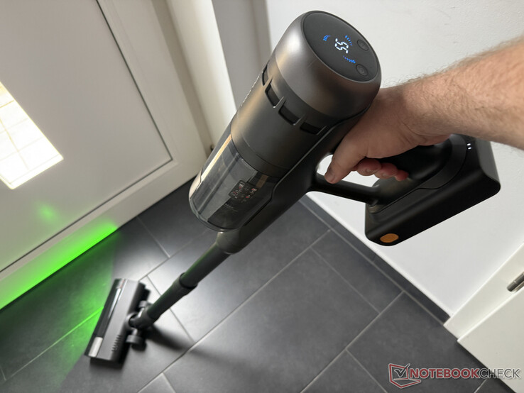 Roborock H60 Ultra zemini temizliyor, üstte ilkel ekran