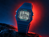 Timex TW5M55700JQ saat, sekizgen şekilli 40 mm'lik bir reçine kasaya sahiptir.