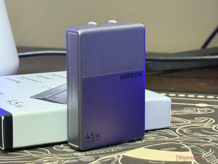 Ugreen Nexode Air 45W İnce şarj cihazı, minimalist ambalajının yanı sıra