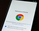 Chrome logosu ile Google Chrome karşılama ekranını gösteren akıllı telefon