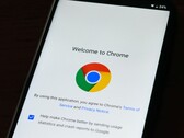 Chrome logosu ile Google Chrome karşılama ekranını gösteren akıllı telefon