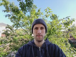 Öne bakan 13 megapiksel lens ile bir selfie