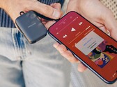 Twelve South PowerClip, 2.000 mAh kapasiteli kompakt bir güç bankasıdır.