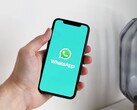 WhatsApp uygulaması açık bir akıllı telefon tutan el