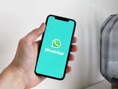 WhatsApp uygulaması açık bir akıllı telefon tutan el