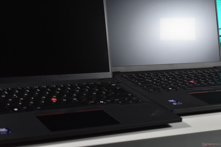 ThinkPad T14 Gen 7 (sağda) vs. ThinkPad T14 Gen 6 (solda)
