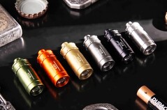 Tank007 E25 EDC el feneri altı farklı renkte mevcuttur.
