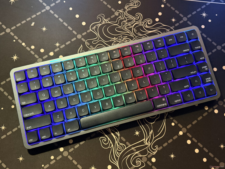 RGB ışıkları açık olan Akko Air 01