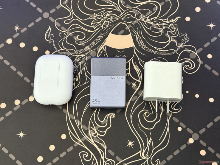AirPods Pro kılıfı v Apple 'in 18W şarj cihazının yanında duran Ugreen Nexode Air 45W Slim