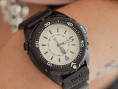 Timex Intrepid x Dimepiece Blackout Edition, siyah paslanmaz çelik kasa, krem rengi kadran ve mor detaylara sahiptir
