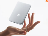 10,000mAh UltraThin Manyetik Güç Bankasının Çin'deki fiyatı yaklaşık 51$. Resimde: ince ve hafif tasarımını sergileyen bir tanıtım fotoğrafı.