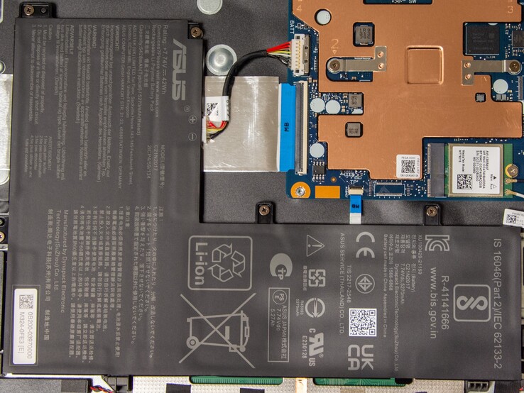 Asus Chromebook CM14'ün bataryası 42 Wh kapasiteye sahiptir.
