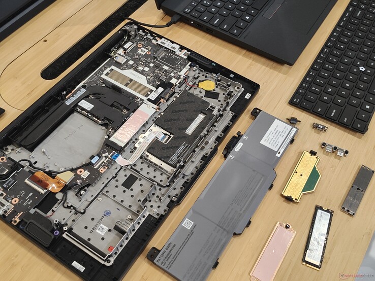 CRU'ları çıkarılmış Lenovo ThinkPad T14 Gen 7.