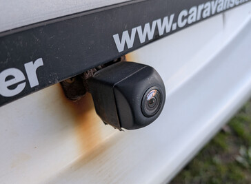 Geri görüş kamerası yaklaşık 6 aylık kullanımdan sonra yuvasından düşmeye başladı