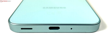 Alt: hoparlör, USB-C 2.0, mikrofon