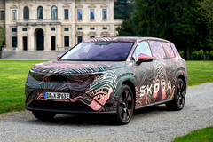 Kılık değiştirmiş dev: Skoda Peaq, 91 kWh'lik büyük bataryası ve 220 kW'a varan gücü sayesinde üst segmentte rekabet eden yeni elektrikli amiral gemisi olarak hizmet veriyor.