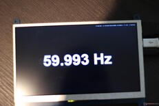 En azından 60Hz'de çalışıyor ve fark edilebilir bir giriş gecikmesi yok