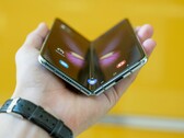 Galaxy Z Fold 8 (burada resmedilmemiştir), reklamlarda iddia edildiği kadar "kırışıksız" olmayabilir.