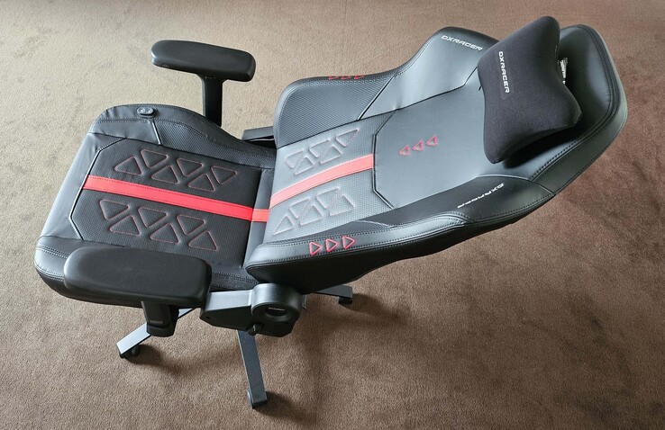 HP Compaq nx6325 dizüstü bilgisayar kullanan bir ofis çalışanının yandan görünümü, dizüstü bilgisayarın klasik 15 inç geniş ekranlı olmayan ekranını ve kompakt iş tasarımını gösteriyor.