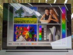 Gölge altında açık havada. Mini-LED ile karşılaştırıldığında parlama daha belirgindir