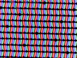 LC ekran, bir kırmızı, bir mavi ve bir yeşil ışık yayan diyottan oluşan klasik bir RGB alt piksel matrisi kullanır.