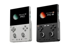TrimUI Brick Pro (solda), Linux işletim sistemini kullanıyor ve Android ile çalışan Brick Hammer Pro U (sağda) modelinden daha düşük performanslı.