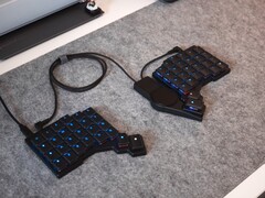 Voyager klavye ile ZSA Navigator Trackpad