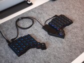 Voyager klavye ile ZSA Navigator Trackpad