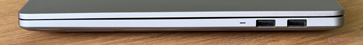 Sağ: 2x USB-A 3.2 Gen 1 (5 Gbit/s)