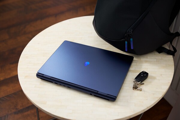 Alienware 16X Aurora, saten kaplamaya sahip Interstellar Indigo adlı tek bir renkte mevcuttur.