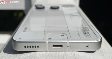 Alt kısım: Hoparlör, USB-C 2.0, mikrofon, çift SIM