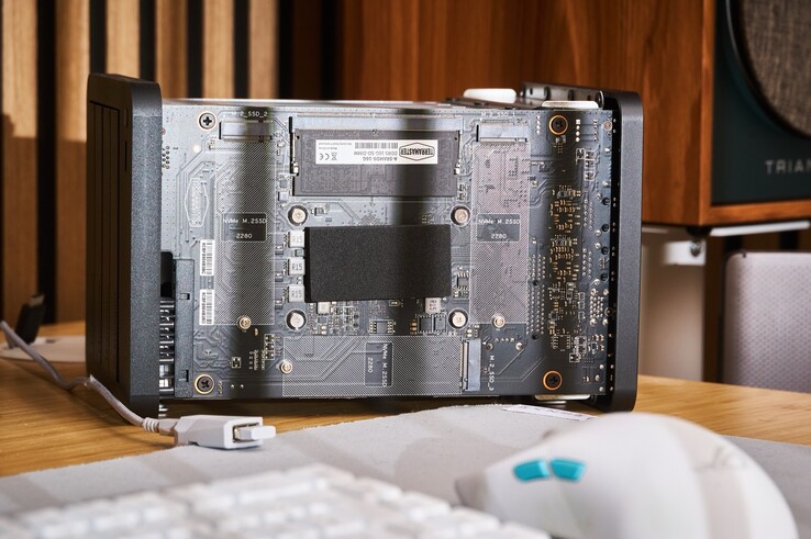 F4-425 Plus anakart üzerinde üç adet M.2-2280 yuvası bulunmaktadır.