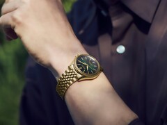 Seiko Presage Classic x Tradman’s Bonsai saat, altın rengi kasa ve bilezik ile koyu yeşil kadranıyla bir bilekte.