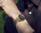 Seiko Presage Classic x Tradman’s Bonsai saat, altın rengi kasa ve bilezik ile koyu yeşil kadranıyla bir bilekte.