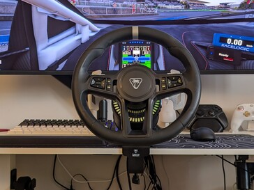 Assetto Corsa Competizione'de kokpit görünümü ile hizalanmış direksiyon simidi.