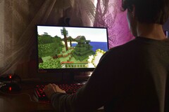 Resimde bir kişi PC'de Minecraft oynuyor.