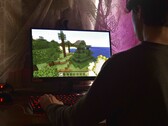 Resimde bir kişi PC'de Minecraft oynuyor. 