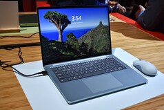 Chill Blue rengindeki Lenovo IdeaPad Vibe 14.