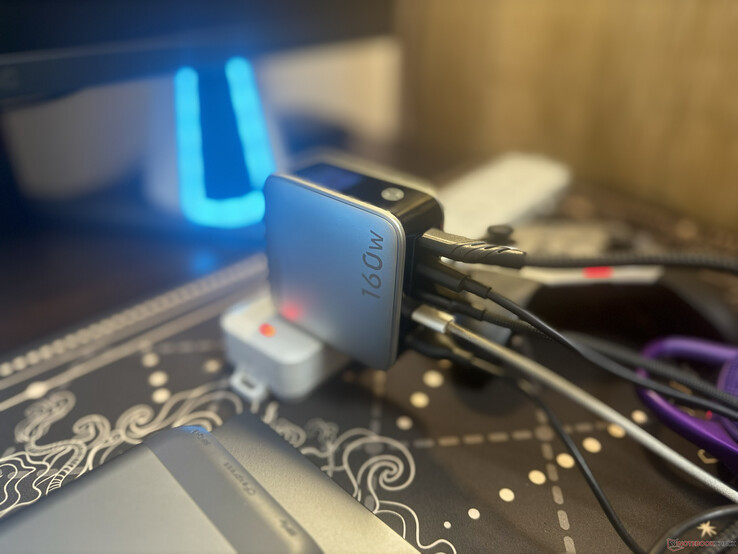 Ugreen Nexode Pro 160W, beş cihazı aynı anda çalıştırıyor