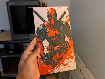 Siyah, beyaz, gri ve kırmızı PLA kullanarak Hueforge Deadpool.